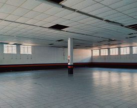 Carrelage gris dans un grand local professionnel